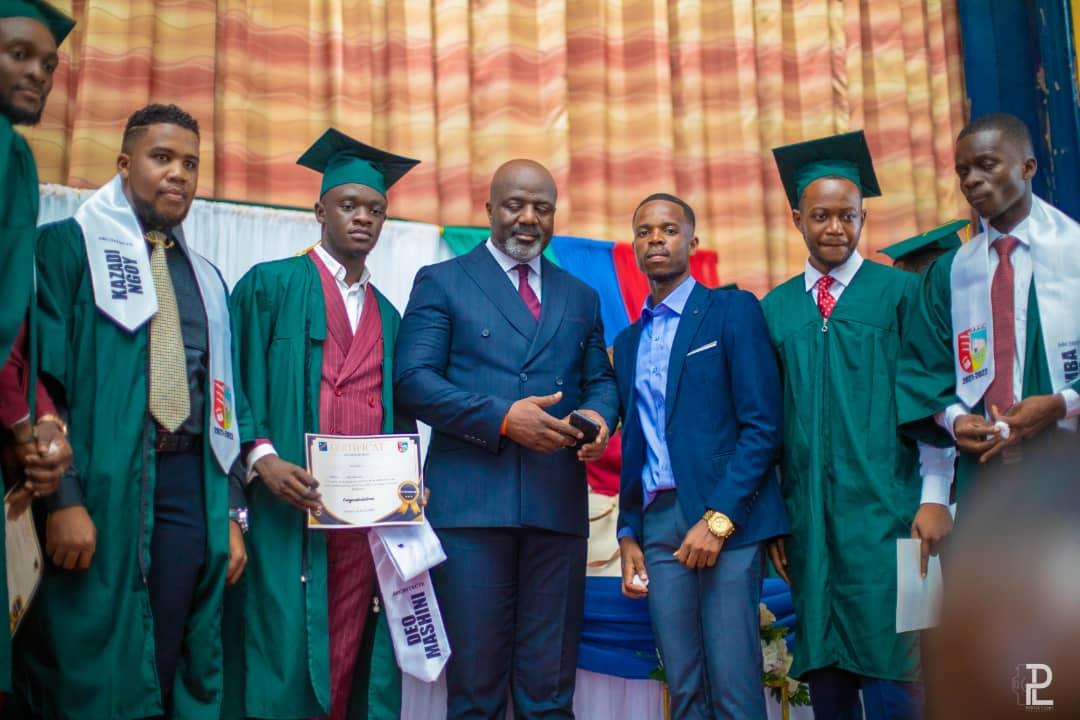 Photo de remise de diplome ONA